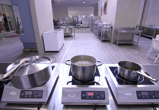 frecciainox-showroom-lissone-attrezzature-per-ristorazione-postazione-chef-riccardo-carminati