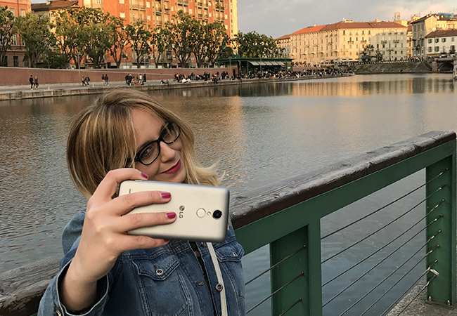 lg k8 smartphone design lifestyle batteria display fotocamera selfie darsena milano blondesuite