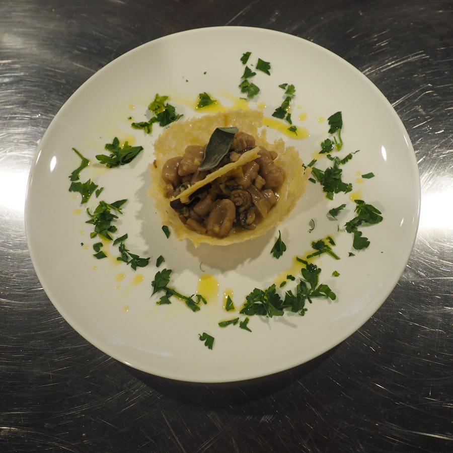 Gnocchi di patate e castagne in salsa di funghi e cialda di parmigiano