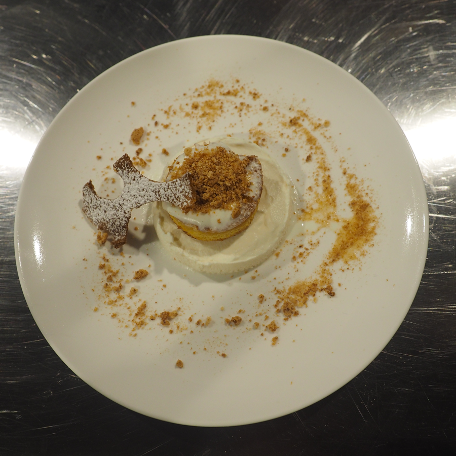 Mousse di cioccolato bianco, pandoro e amaretto