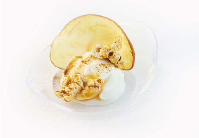bon-bon-di-yogurt-con-pop-corn-al-caramello,-mel-e-cannella