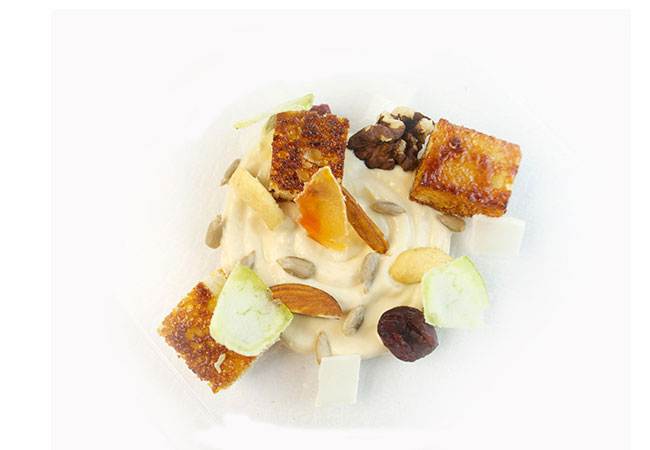 rondò-di-crema-di-yogurt-e-liquirizia-con-pan-brioche-e-frutta-secca
