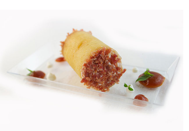 yogurt-al-sifone-con-cannolo-di-pane,-granella-di-prosciutto-su-salsa-di-pomodoro-e-basilico