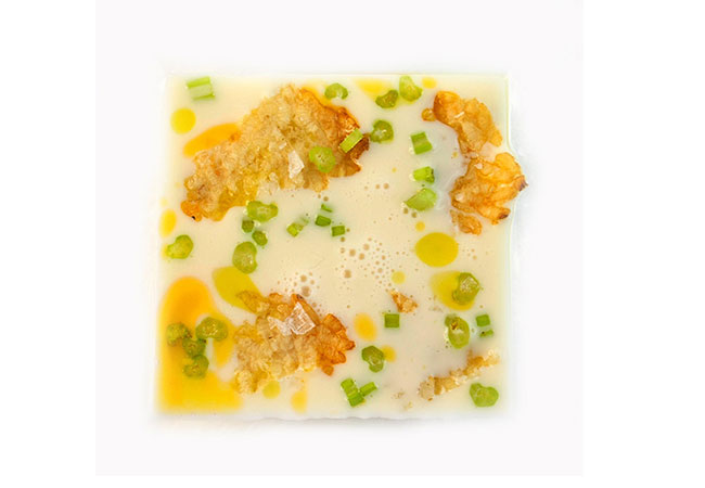 zuppa-di-yogurt,-quinoa-soffiata-e-croccante,-insalta-di-frutta-e-verdura-con-gocce-di-olio-al-peperoncino