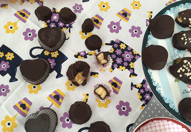 dolci-a-forma-di-cuore-dole-cioccolato-fondente-e-frutta