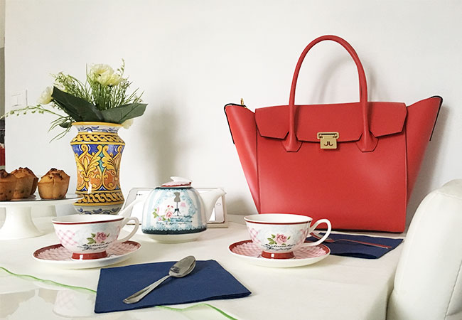 shopping online - blonde suite