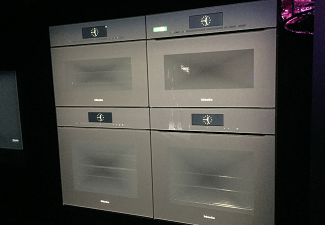 The-Invisible-Kitchen-di-miele-forno-touch