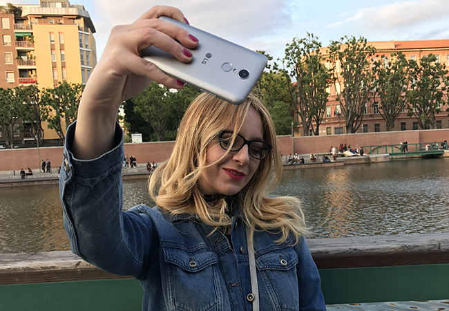 lg k8 smartphone design lifestyle batteria display fotocamera selfie darsena milano blondesuite