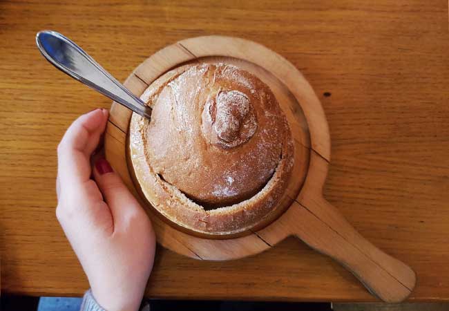 mangiare piatti tradizioni praga in centro - zuppa nel pane
