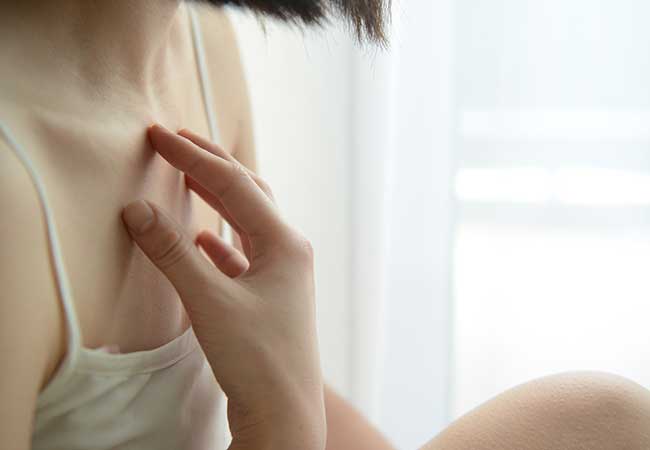 la pelle sensibile ha anche sintomi e segnali diversi: irritazioni, prurito, bruciore sono alcune conseguenze, squilibri ormonali, età, gravidanza, depilazione, smog alcune cause.